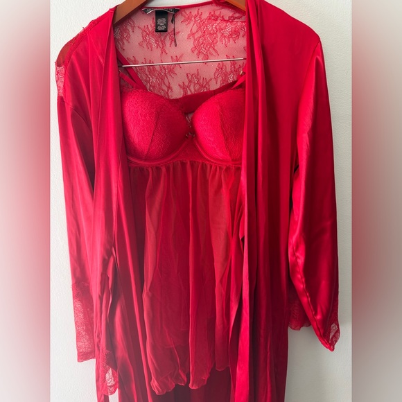 Victoria's Secret Red Satin Robe and Lingerie Set BNWT size M/L 34C - Picture 3 of 8